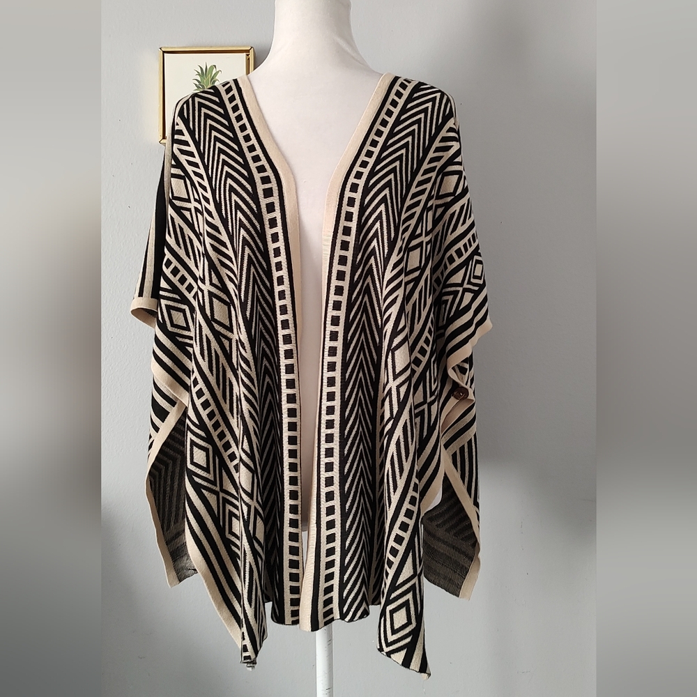 Cape Women Love Tree  Style Casual Geometric Black And Beige  Size Small -Medium